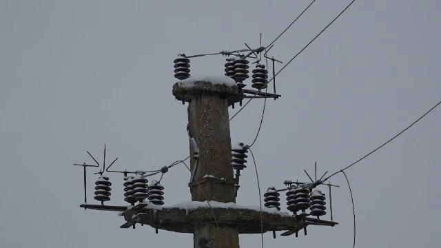 Avarii la rețeaua electrică în 205 localități din zece județe, afectând peste 166.000 de consumatori 1 62603821
