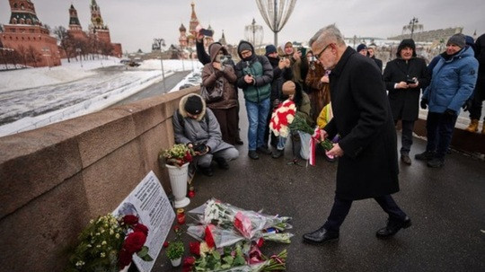 Ambasadorul României în Rusia a depus flori la locul asasinării lui Boris Nemțov, în apropierea Kremlinului 1 boris nemtov 11 ani tw2