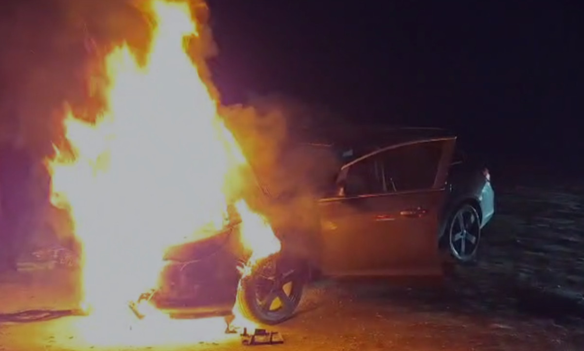 Incendiu la un autoturism pe drumul dintre Reșița și Caransebeș, trei persoane au ieșit din mașină înainte de extinderea focului 1 captura de ecran 2026 02 26 215137