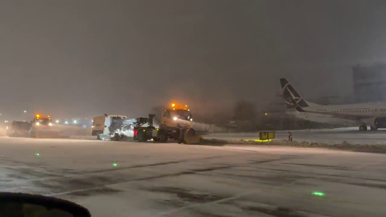 Traficul aerian pe Aeroporturile Henri Coandă și Băneasa se desfășoară în condiții de ninsoare abundentă și viscol puternic 1 ninsori cod rosu 10