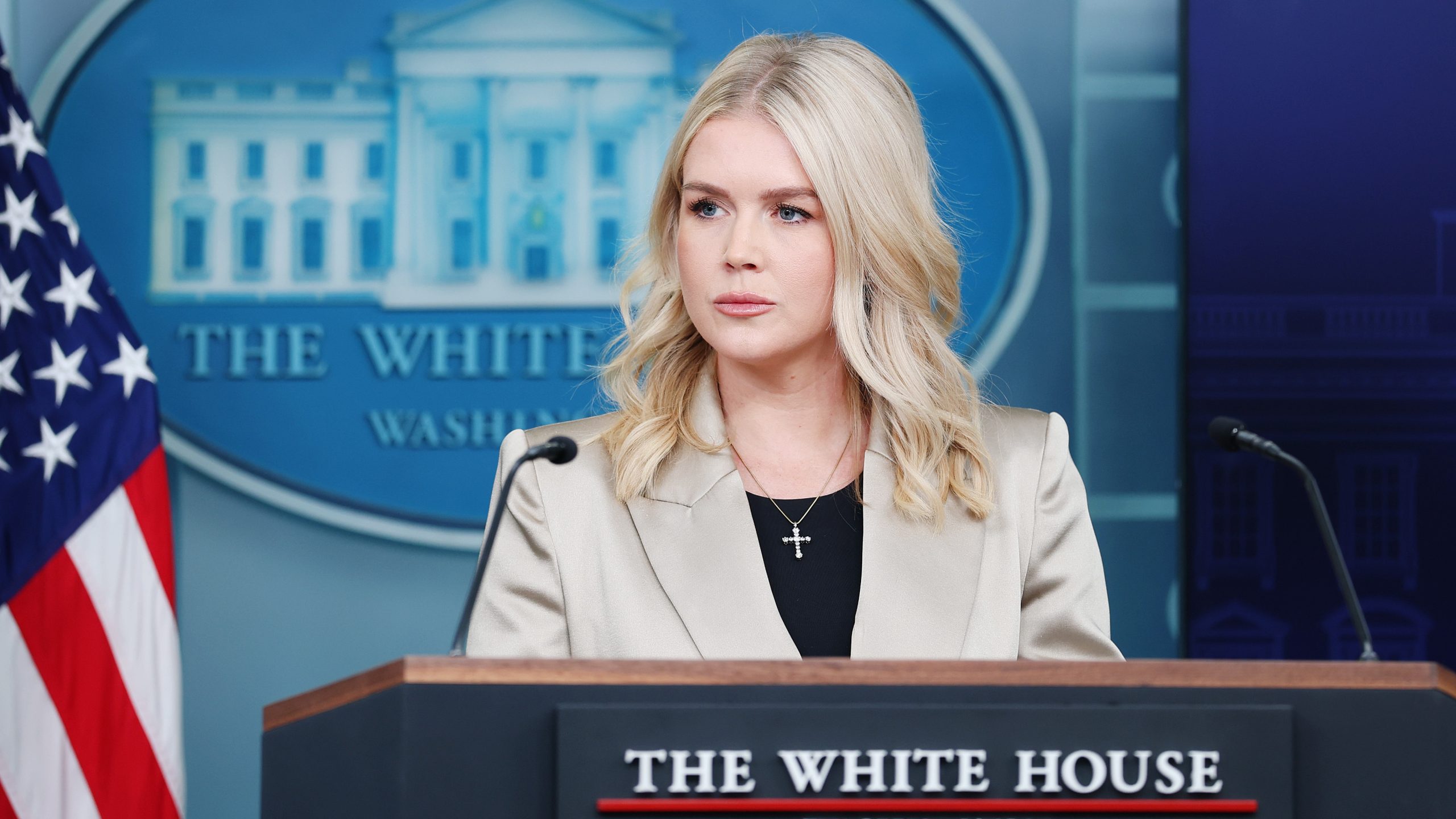 Purtătoarea de cuvânt a lui Donald Trump evită numeroase întrebări după briefingul de la Casa Albă, potrivit corespondentului Sky News SUA 1 62584343 scaled