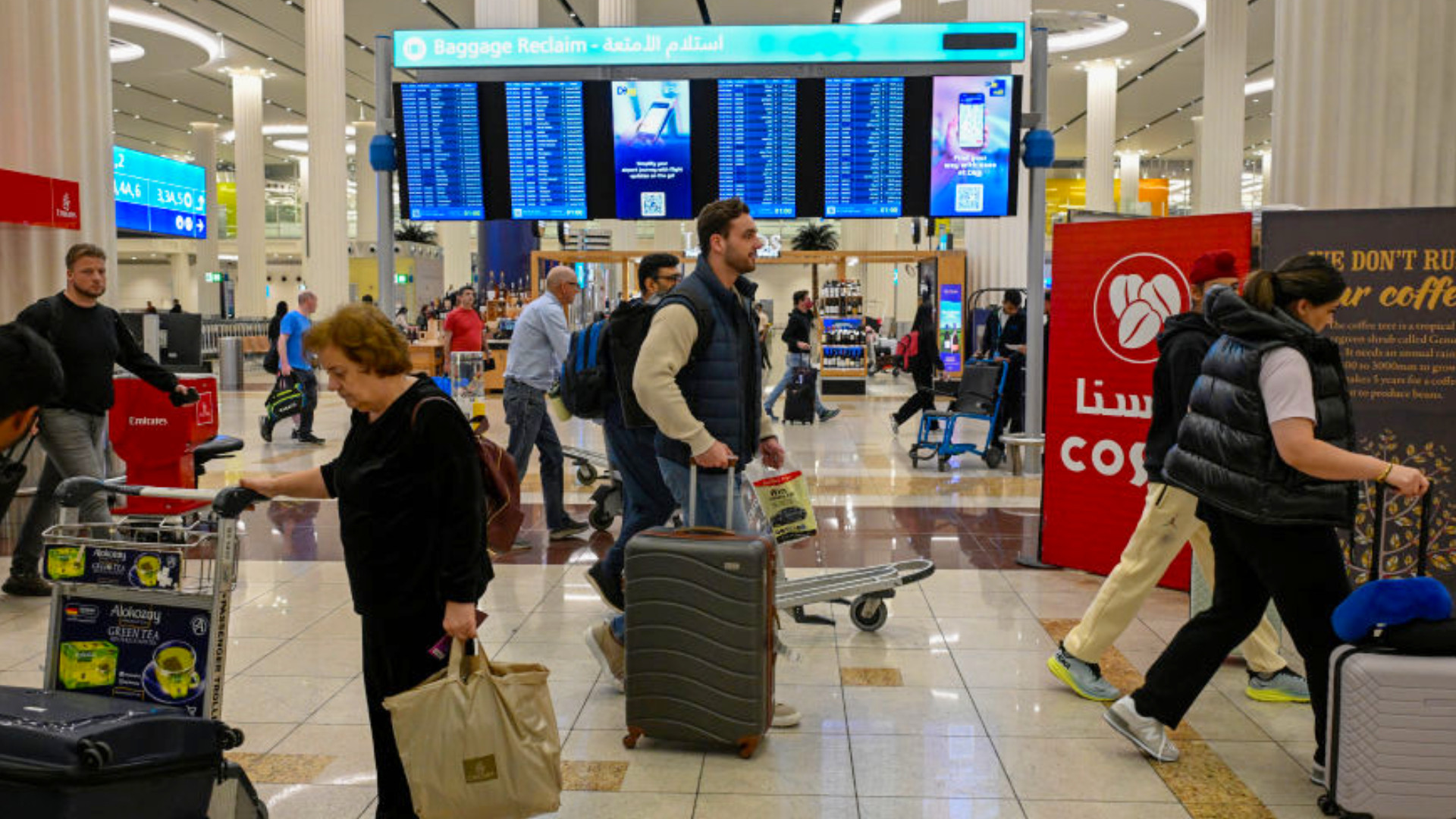 Zborurile suspendate temporar pe aeroportul din Dubai din cauza unui incendiu la un rezervor de combustibil provocat de un atac cu dronă 1 aeroport dubai getty