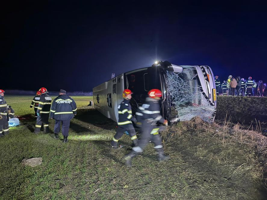 Un autocar înmatriculat în Republica Moldova s-a răsturnat în județul Galați, fiind activat Planul Roșu de intervenție 1 autocar rasturnatgl