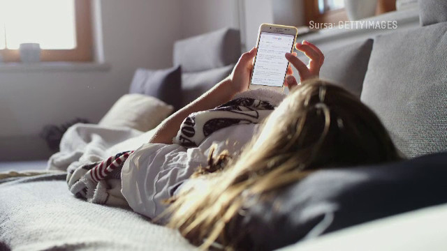 Liderii Uniunii Europene discută accelerarea introducerii unei vârste minime pentru utilizatorii platformelor de social media 1 copil pe telefon