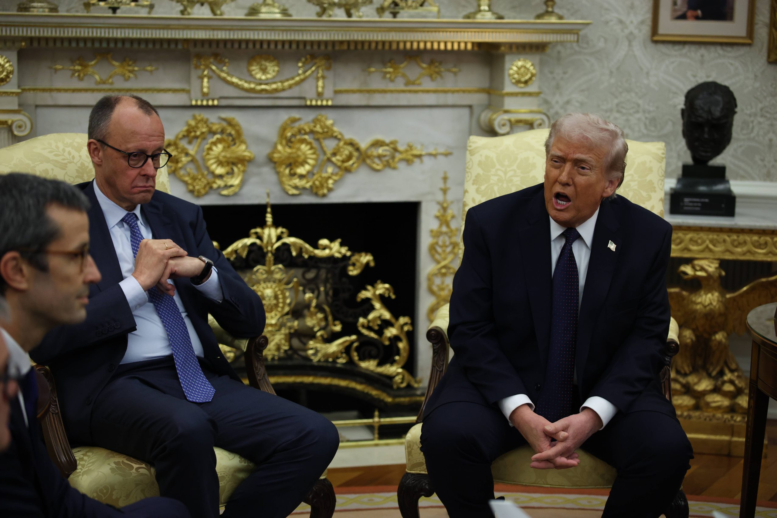 Cancelarul german Merz, surprins într-o postură controversată în timpul unei întâlniri cu Donald Trump în Biroul Oval 1 imago849423124 scaled