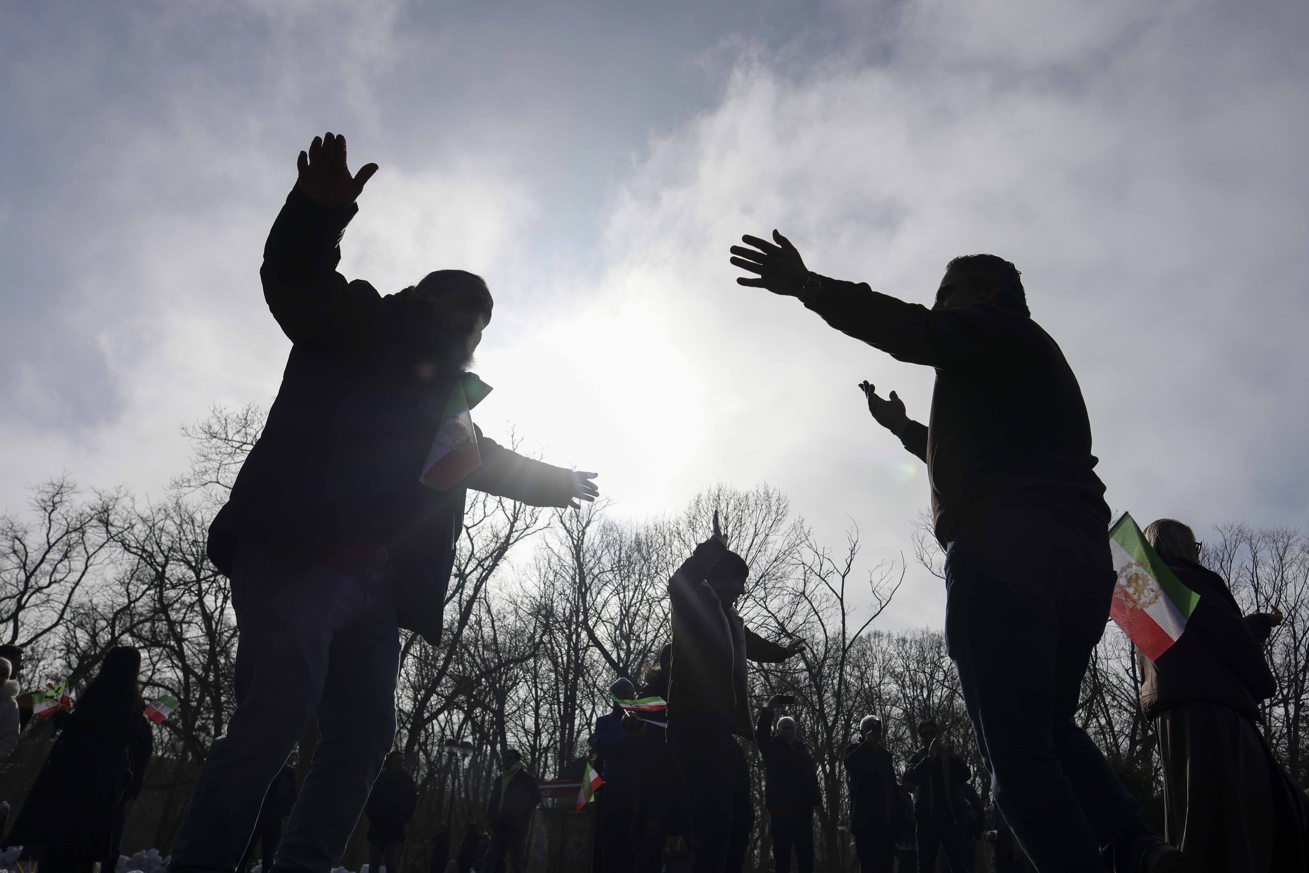 Iranienii din România au organizat o manifestație în Parcul Herăstrău pentru a marca moartea ayatollahului Khamenei și recentele lovituri asupra regimului de la Teheran 1 instant iranieni sarbatorire 00 inquam photos octav ganea scaled