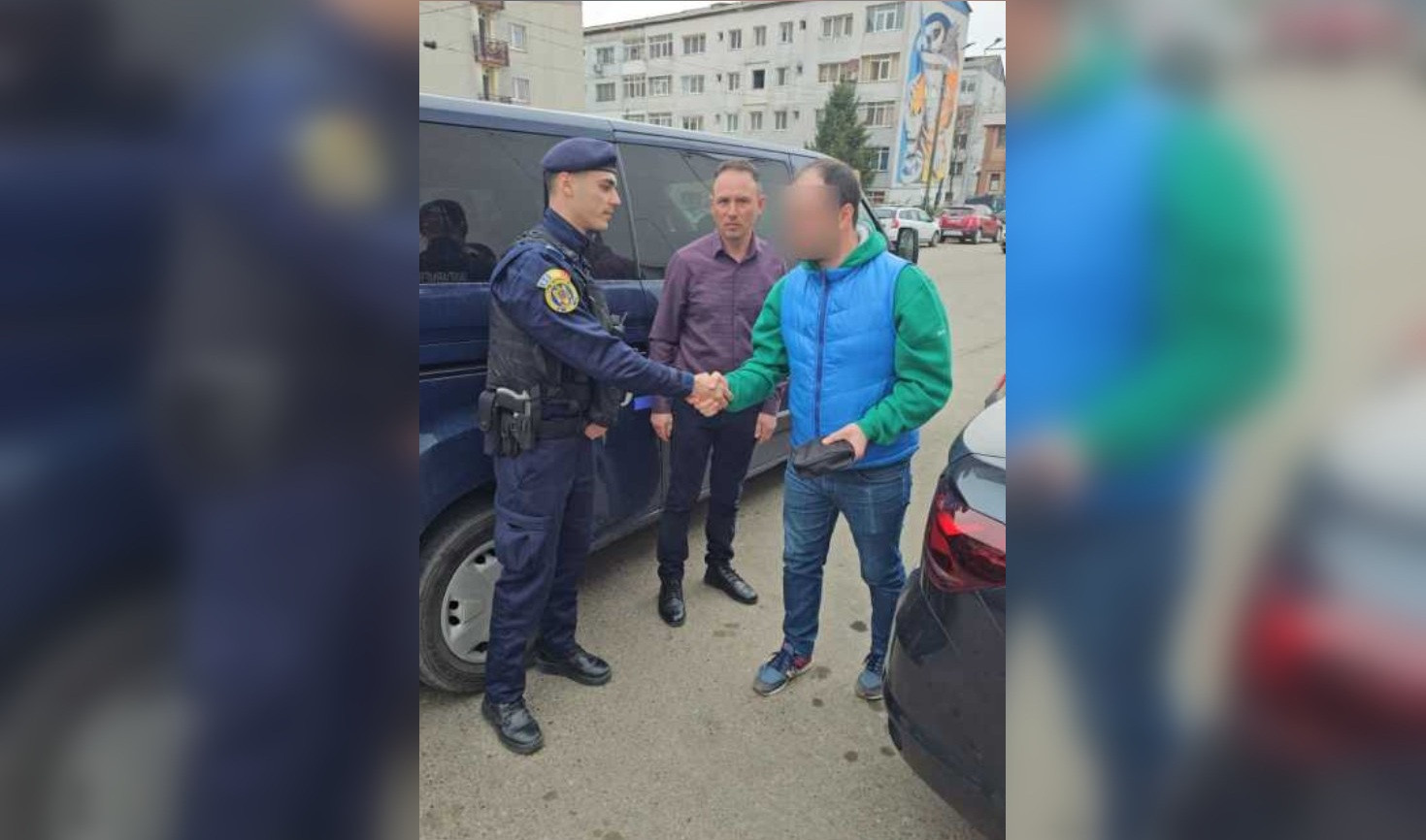 Un jandarm din Bacău a găsit și returnat o borsetă în timpul liber 1 jandarm bacau