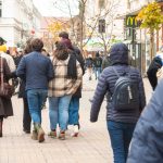 oameni pe strada bucuresti