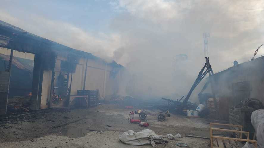 Incendiu de proporții la o fabrică de cherestea din comuna Hemeiuș, județul Bacău 1 whatsapp image 2026 03 21 at 15 26 52