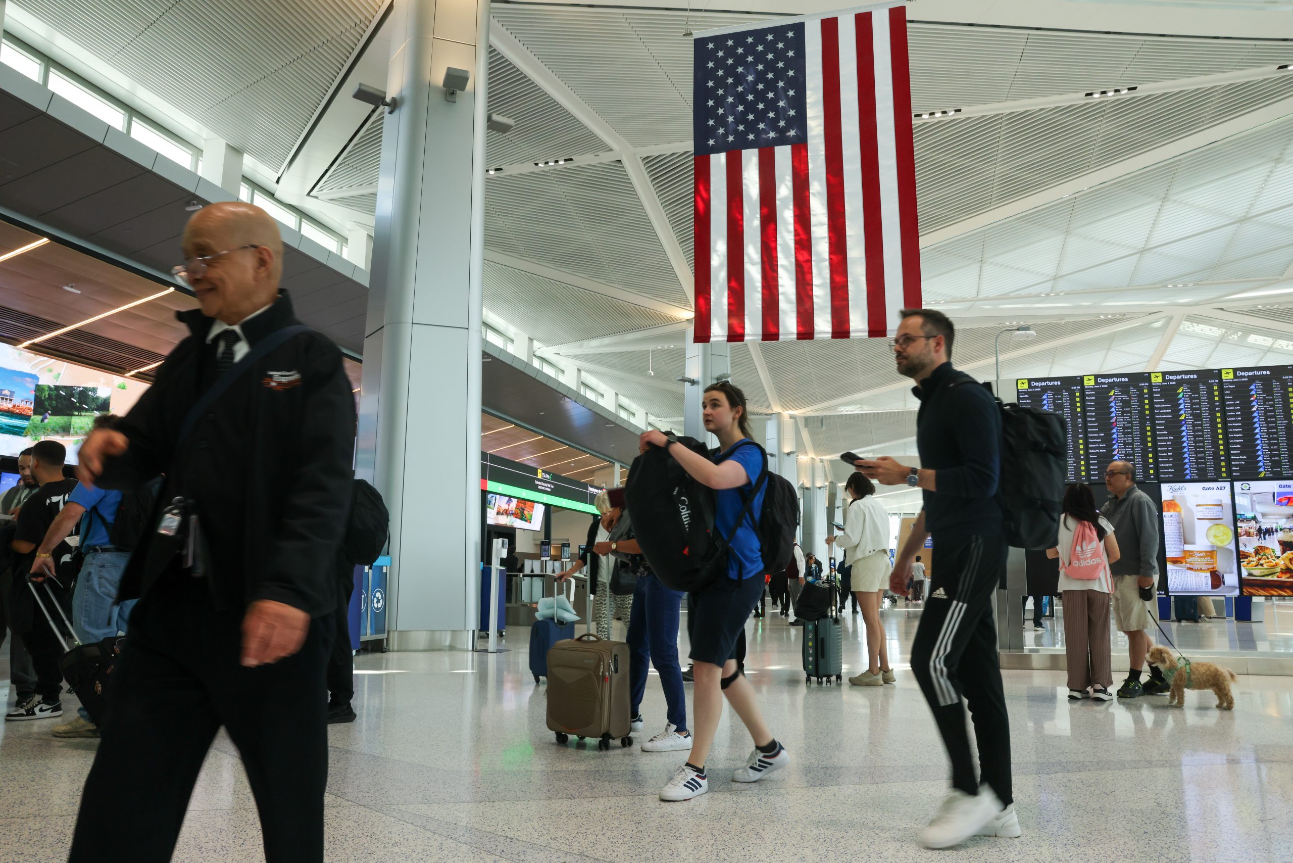 Tot mai mulți americani aleg să se stabilească în România și alte țări din Europa de Est 1 gettyimages 2218319462 scaled