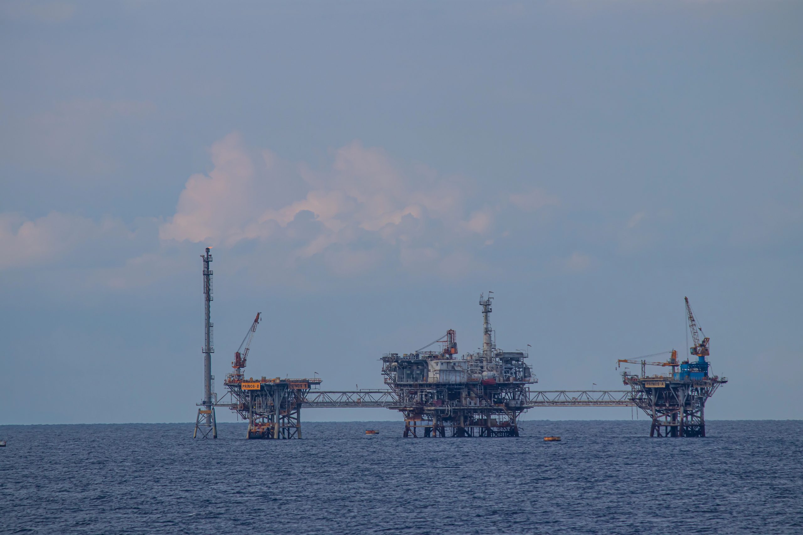 Prețurile petrolului depășesc 100 de dolari pe baril după anunțul blocadei porturilor iraniene de către SUA 1 platforma petroliera imago scaled