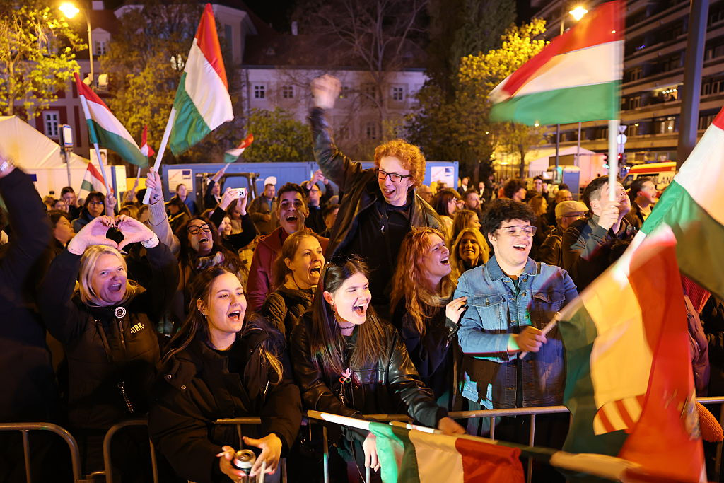 Budapesta, scena unor sărbători nocturne după victoria partidului de opoziție Tisza 1 tineri ungaria