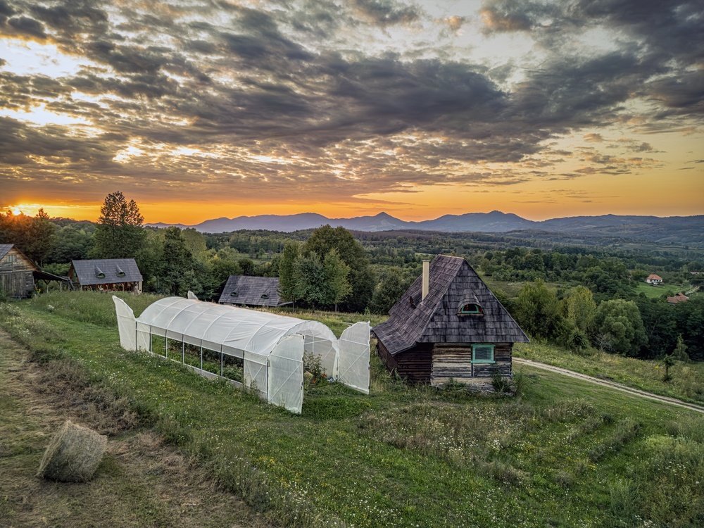 ferma teren gradina casa shutterstock 2727407411
