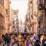 oameni pe strada italia