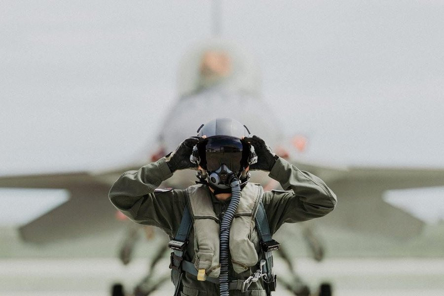 pilot f 16 romania