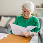 pensionara documente shutterstock 2659501055