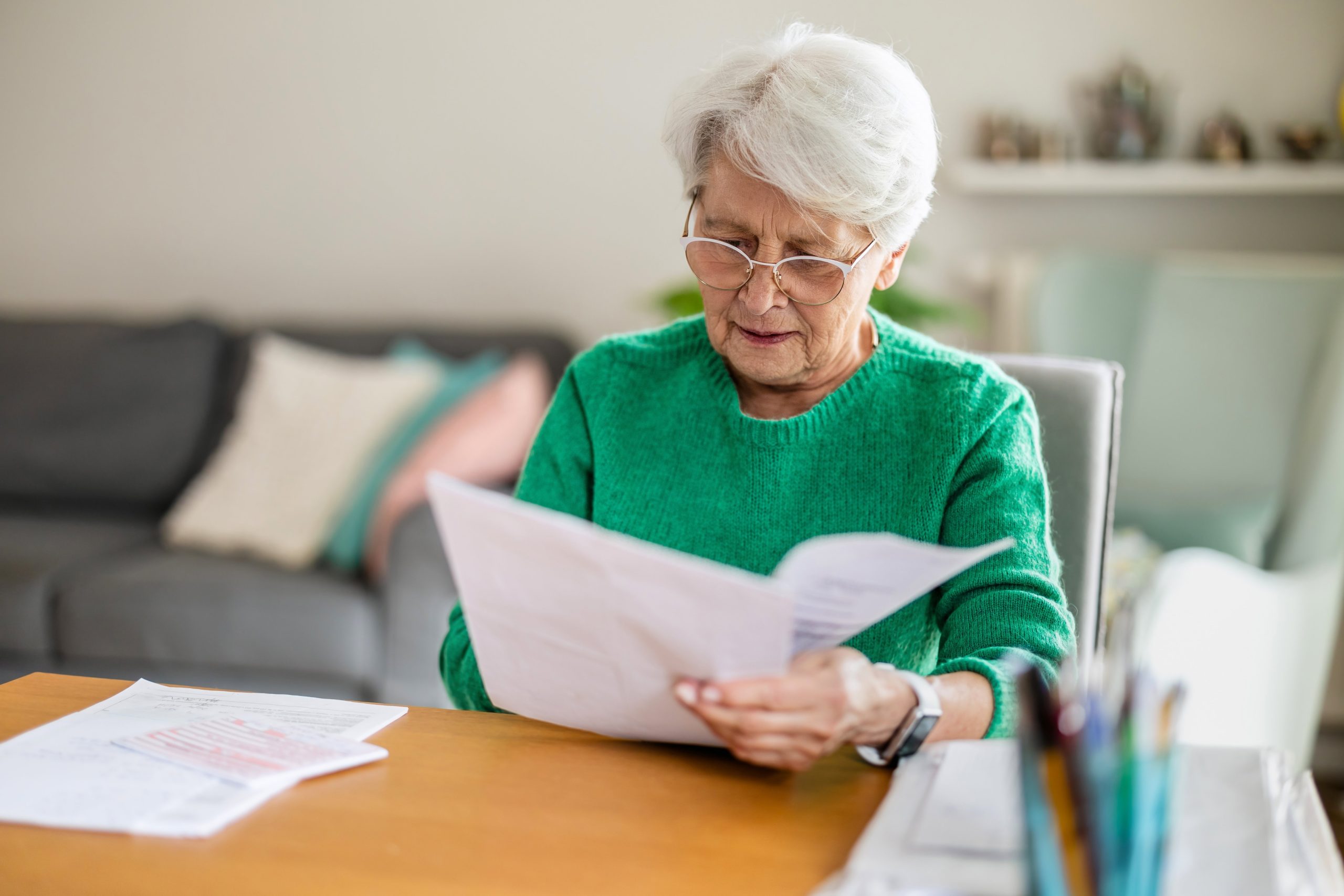 pensionara documente shutterstock 2659501055 scaled