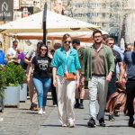 shutterstock oameni pe strada 29 mai