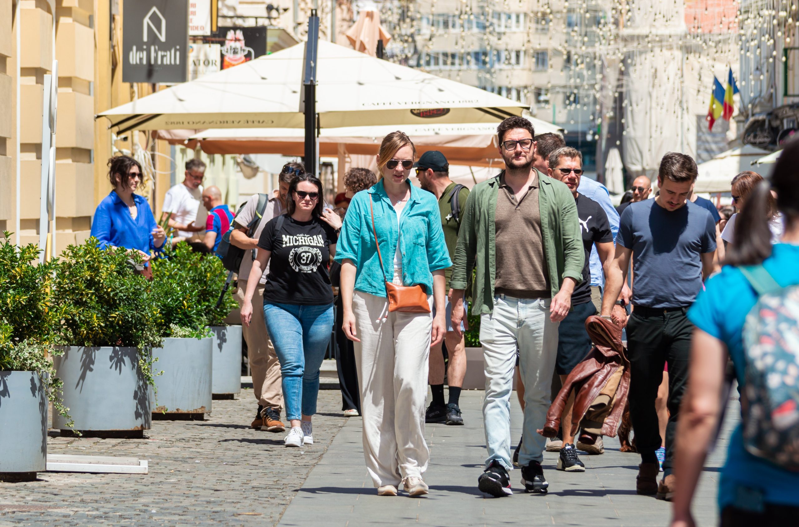 shutterstock oameni pe strada 29 mai scaled