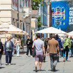 shutterstock oameni pe strada bucuresti centrul vechi
