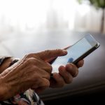 femeie batrana telefon