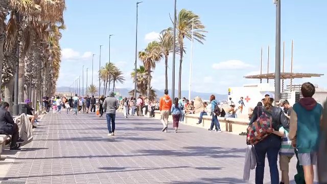 oameni pe strada spania