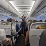 shutterstock oameni in avion