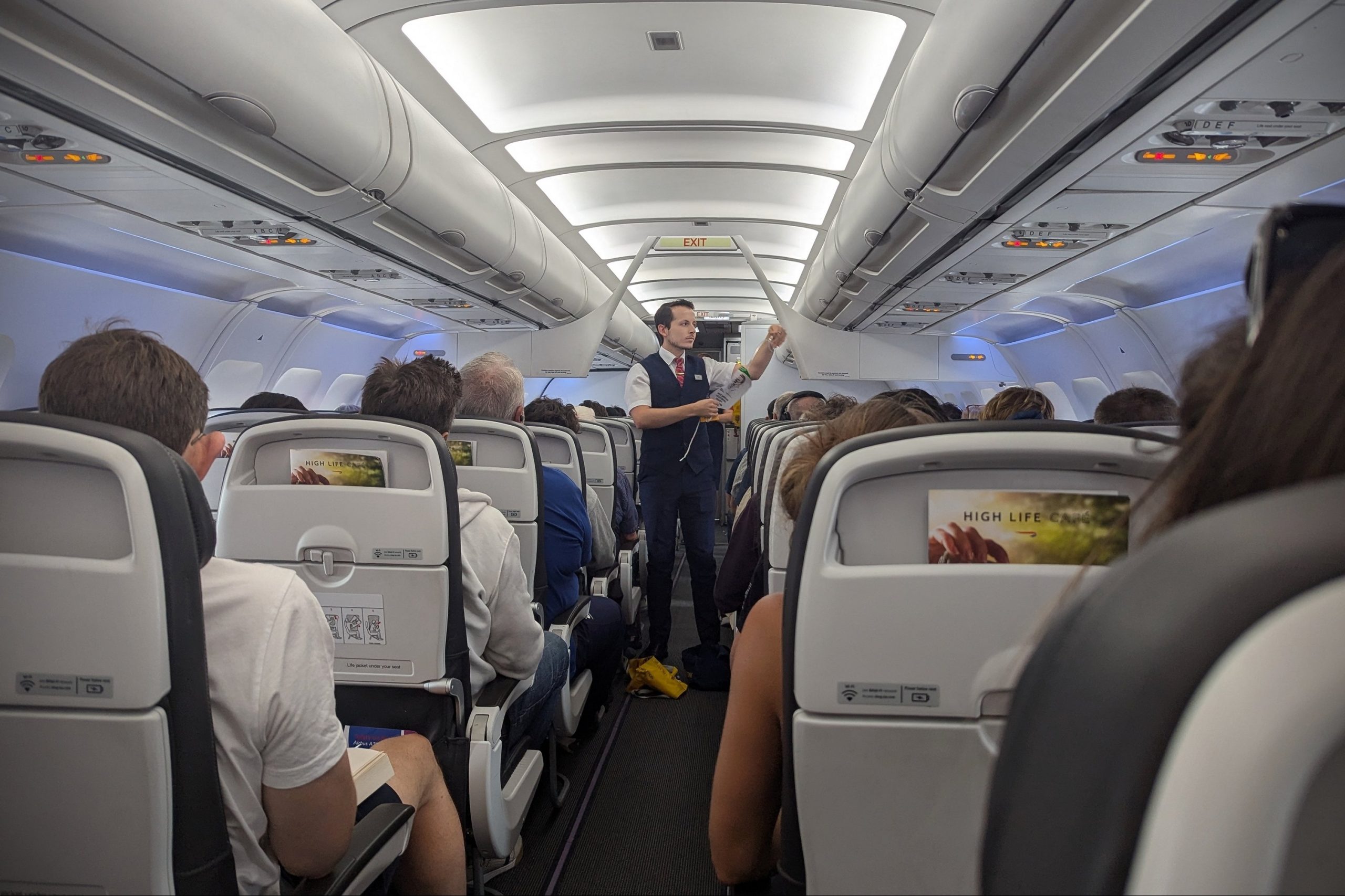 shutterstock oameni in avion scaled