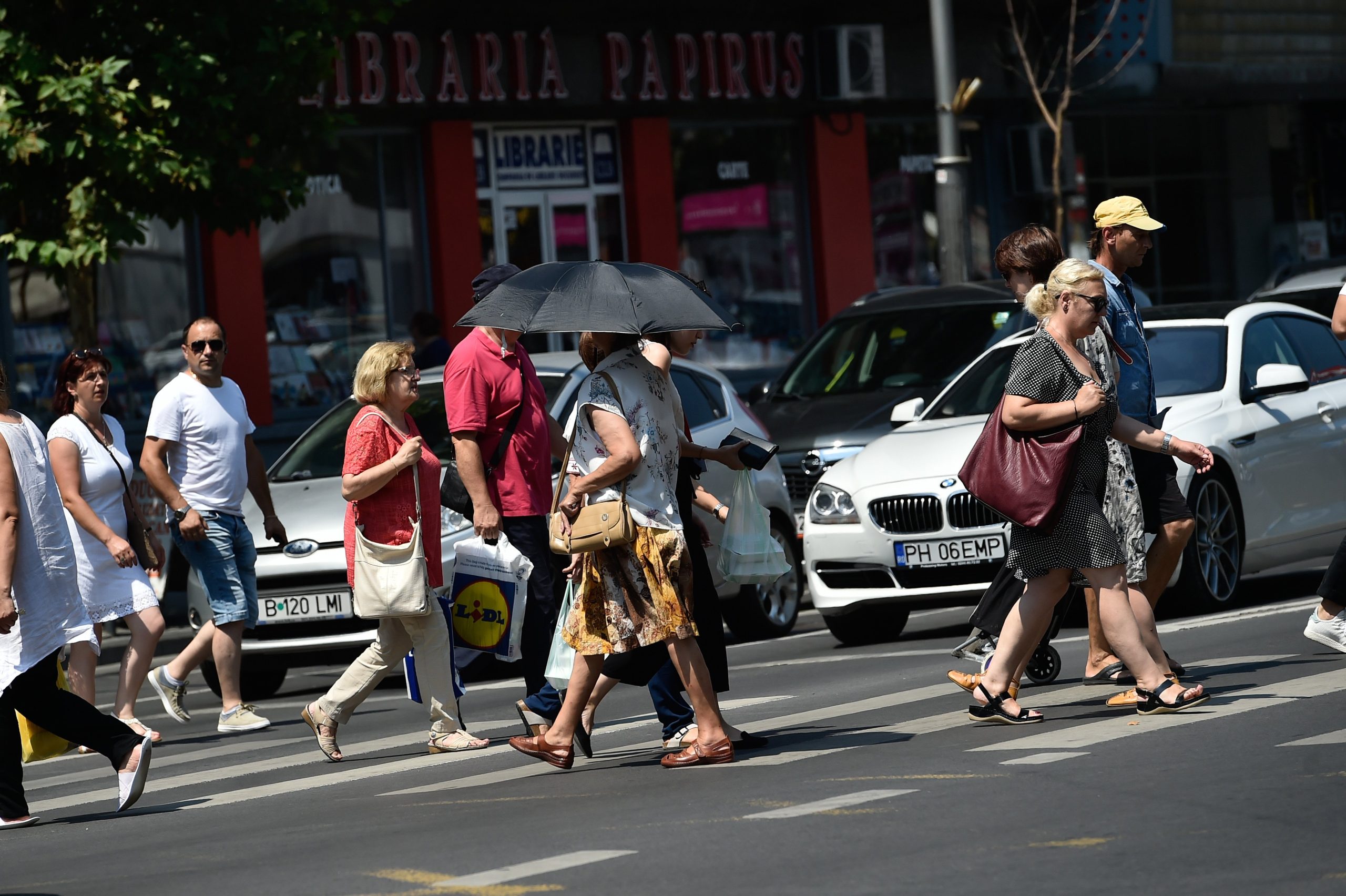 agerpres people oameni pe bucuresti scaled