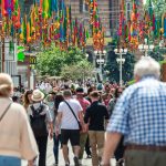 shutterstock oameni pe strada timisoara