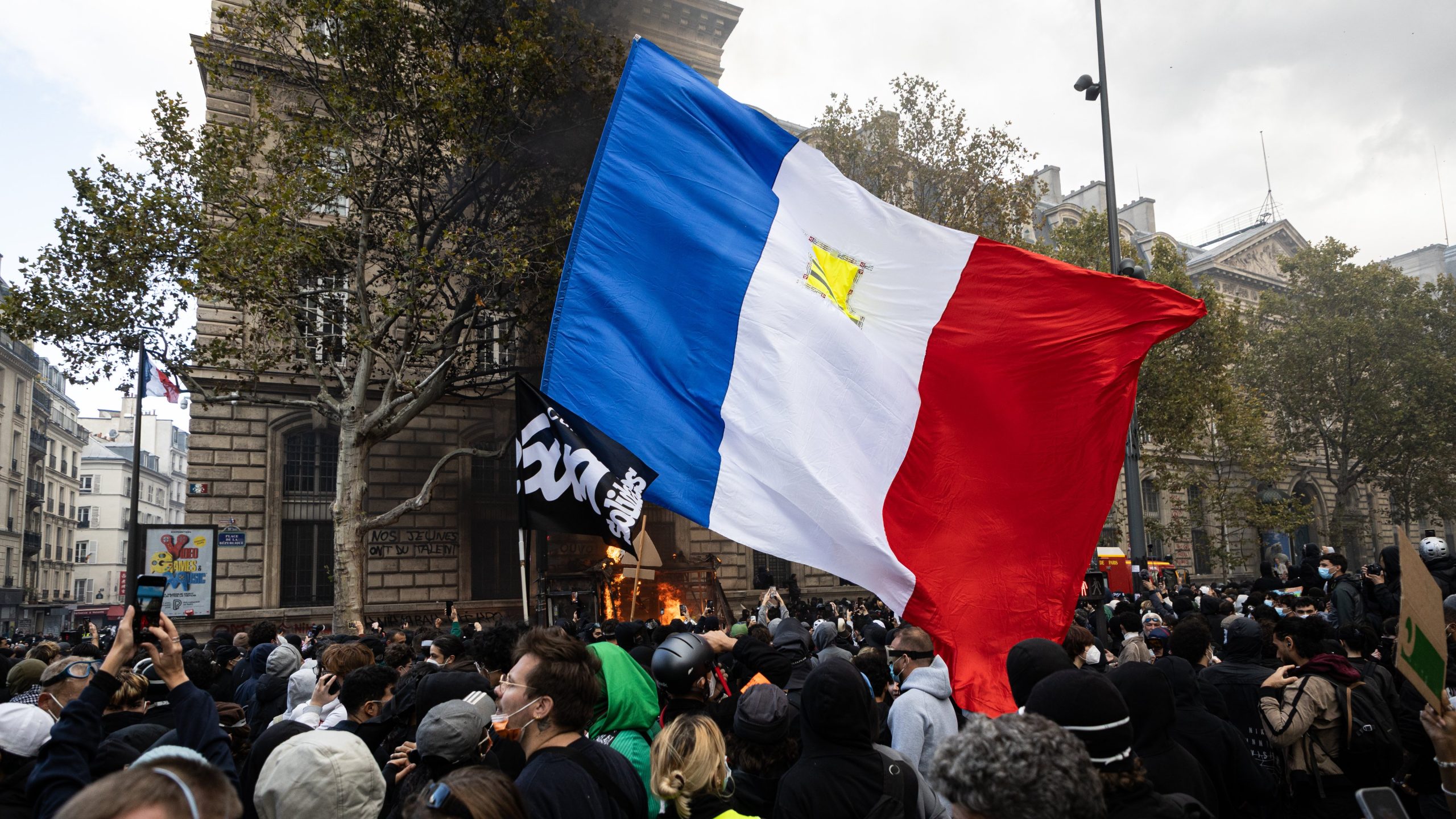 protest franta steag getty scaled